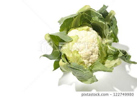 白色背景下拍攝的花椰菜 122749980