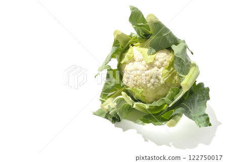 白色背景下拍攝的花椰菜 122750017