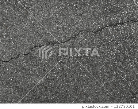 深灰色瀝青與對角裂縫的水平背景影像 2 122750101