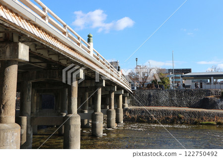 京都鴨川三條大橋風景 122750492