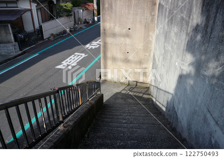 安靜住宅區的混凝土樓梯和路標 122750493