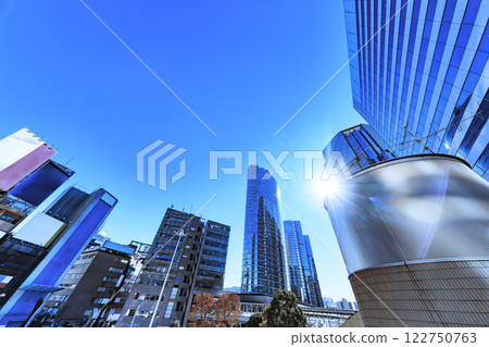 Tokyo city lined with huge buildings Tokyo city lined with huge buildings 122750763