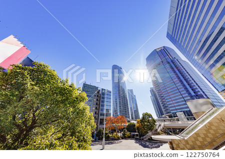 東京市內矗立著巨大的建築物 122750764