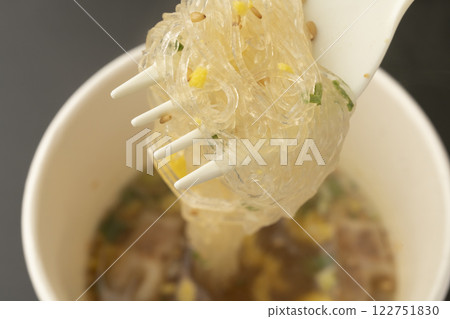 用叉子夾起即溶湯粉絲 122751830
