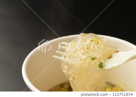 用叉子夾起即溶湯粉絲 122751834