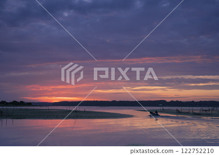 Beautiful sunrise over Lake Inban 122752210