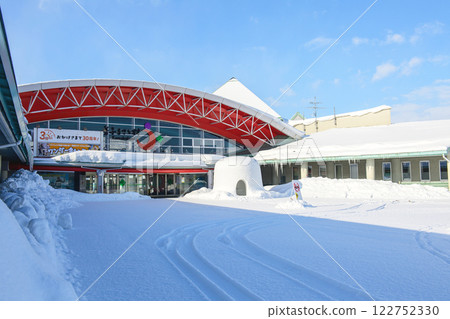 Akita Furusato Village, Akita Prefecture, where snow huts welcome the winter 122752330