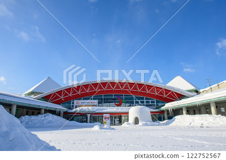 Akita Furusato Village, Akita Prefecture, where snow huts welcome the winter 122752567