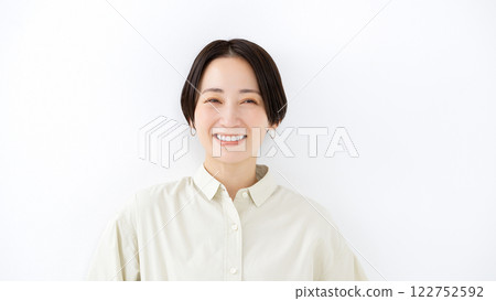 中間的女性微笑 中間的女性微笑 122752592