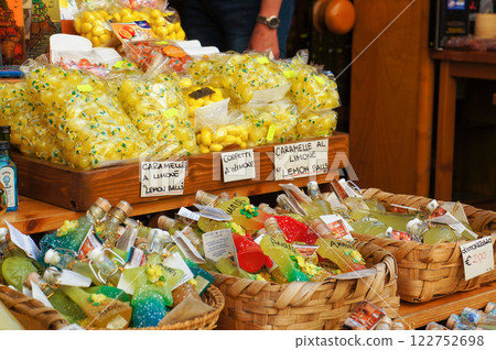 Candy shop in a tourist area of Italy 122752698