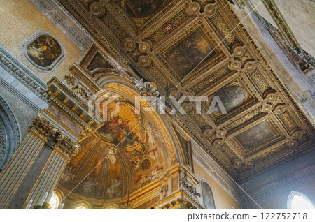 裝飾非常時尚的教堂天花板 122752718