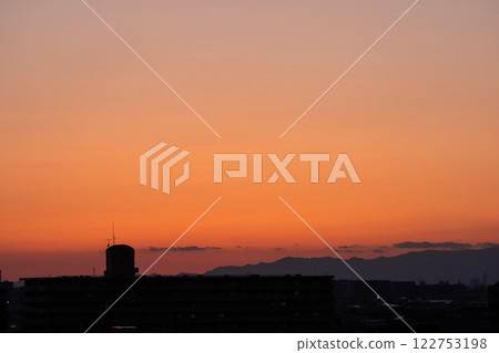 夕陽下城市和遠山的輪廓 夕陽下城市和遠山的輪廓 122753198