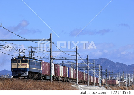 運行在東海道線的EF65型貨運列車 122753556