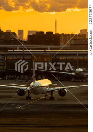 噴射客機抵達 122753674