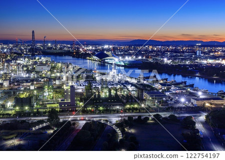 Night view of the factory from Umi Terrace 14 in Yokkaichi City 122754197