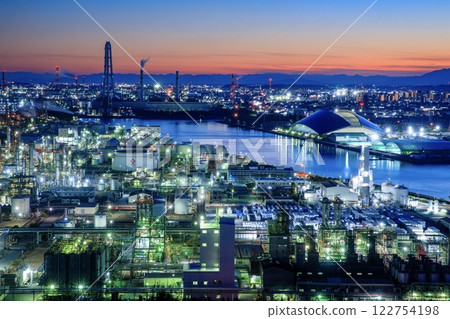 從四日市市海露台 14 號眺望工廠夜景 122754198