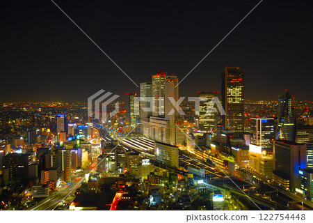 名古屋站的摩天大樓夜景 122754448