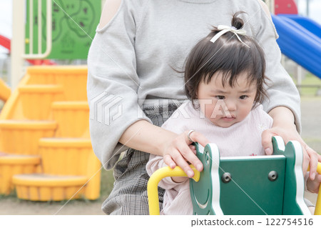 【寶寶和媽媽第一次玩遊樂設施】 122754516