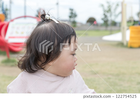 [Infants playing with playground equipment for the first time] 122754525