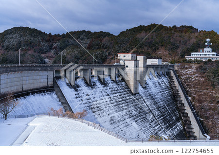 Snow-covered Nara Nunome Dam - Panoramic view of Nunome Dam from the parking lot② Snow-covered Nara Nunome Dam - Panoramic view of Nunome Dam from the parking lot② 122754655
