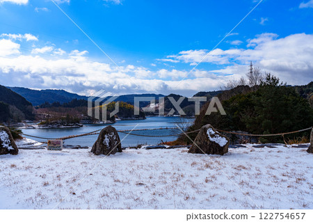 Snow-covered Nara Nunome Dam: The plaza and the dam lake seen from near the parking lot 122754657