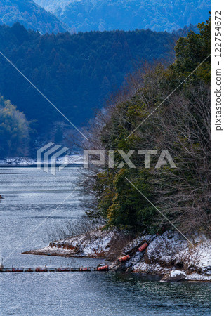 Snowy scenery at Nara Nunome Dam - Snow piled up on the water's edge on a peninsula jutting out from the lake surface② 122754672