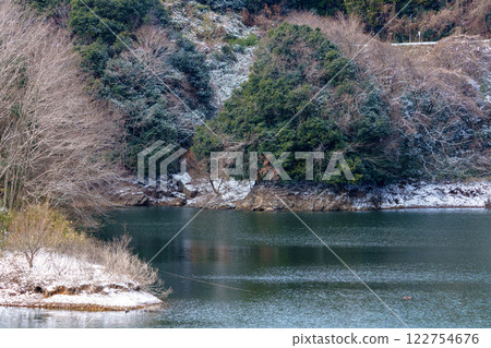 Snowy scenery at Nara Nunome Dam - Snow piled up on the water's edge on a peninsula jutting out from the lake surface⑤ Snowy scenery at Nara Nunome Dam - Snow piled up on the water's edge on a peninsula jutting out from the lake surface⑤ 122754676