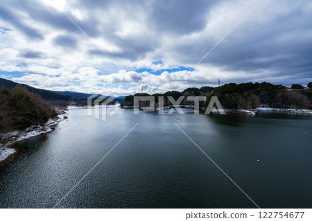 白雪皚皚的奈良布目水壩:雲層間隱隱透出的藍天和波光粼粼的湖面 白雪皚皚的奈良布目水壩:雲層間隱隱透出的藍天和波光粼粼的湖面 122754677