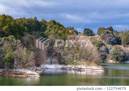 Snow-covered Nara Nunome Dam - Snow piled up on the water's edge on the peninsula jutting out above the lake➅ 122754679