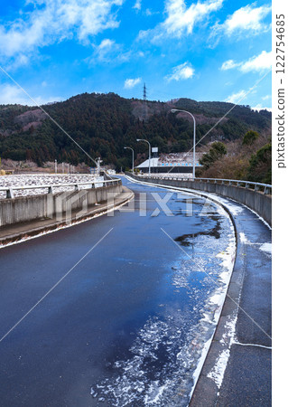 Snowy scenery of Nara Nunome Dam - Snow remaining on the dam embankment and the eastern sky ① Snowy scenery of Nara Nunome Dam - Snow remaining on the dam embankment and the eastern sky ① 122754685
