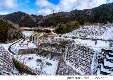 Snowy scenery of Nara Nunome Dam - Snow decorating the mountain slopes on the northeast side of the Nunome River③ 122754689