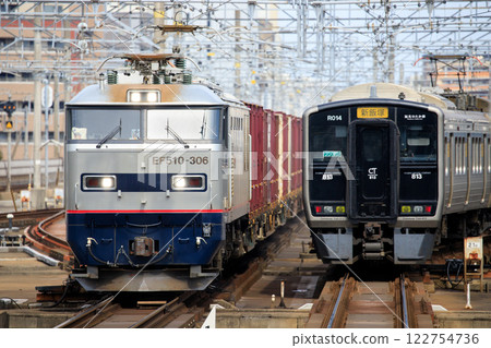 EF510-hauled freight train and 813 series electric train passing through Yoshizuka Station 122754736