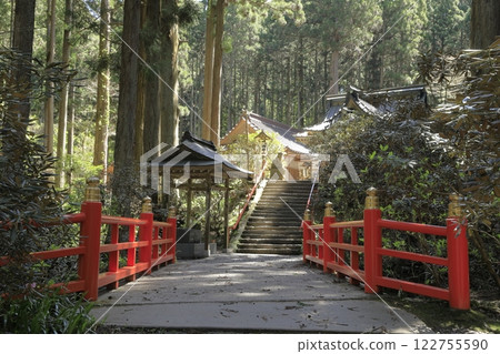 日本最具威力的神社之一－大岩神社，其色彩繽紛的神橋和位於其後的禮拜殿 122755590