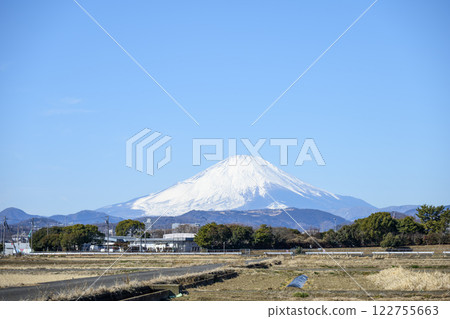 Mount Fuji in winter, view from Hiratsuka City [Hiratsuka City, Kanagawa Prefecture] 122755663