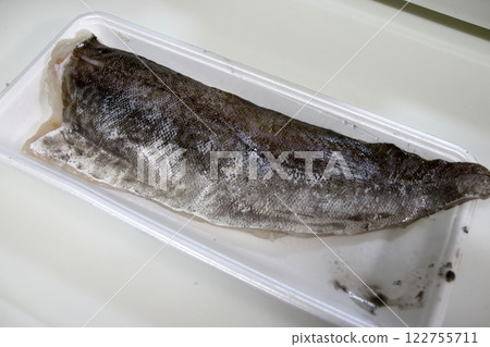 一位家庭主婦正在切鱈魚 122755711