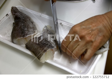 一位家庭主婦正在切鱈魚 122755712