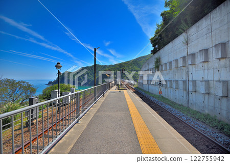 Kansai, Kinki, Yobe Station (Amanohashidate Station), abandoned railway line and modern railway line running parallel to an empty station on either side of the platform, Kami-cho, Hyogo Prefecture (3) Kansai, Kinki, Yobe Station (Amanohashidate Station), abandoned railway line and modern railway line running parallel to an empty station on either side of the platform, Kami-cho, Hyogo Prefecture (3) 122755942