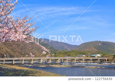 【京都】櫻花盛開與嵐山渡月橋 【京都】櫻花盛開與嵐山渡月橋 122756830