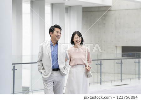 一對50多歲的微笑夫婦 122756884