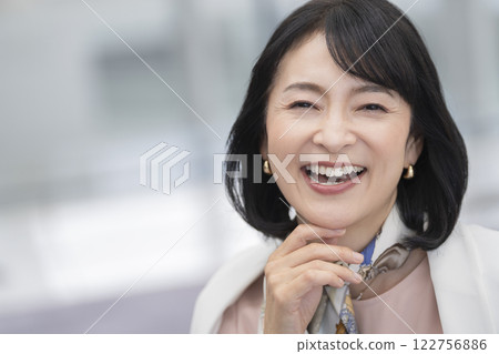 一名 50 多歲的女性對著鏡頭微笑 一名 50 多歲的女性對著鏡頭微笑 122756886