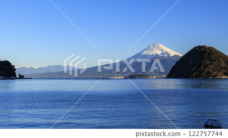 從沼津市三之浦眺望的冬季富士山 122757744