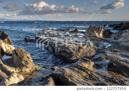 The rocky shore of the Miura Peninsula in the evening 122757959