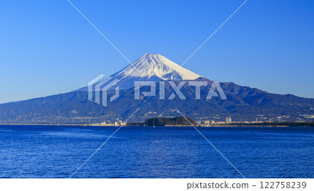 從靜岡縣沼津市重洲長井崎眺望的富士山 122758239