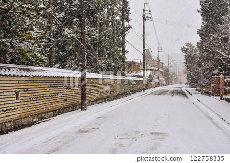 Kyoto City, Murasakino: Snow-covered streetscape from Imamiya Shrine to Kenkun Shrine Kyoto City, Murasakino: Snow-covered streetscape from Imamiya Shrine to Kenkun Shrine 122758335