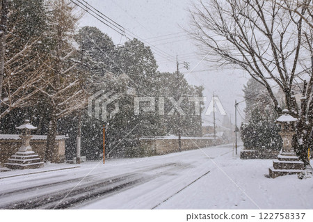 Kyoto City, Murasakino: Snow-covered streetscape from Imamiya Shrine to Kenkun Shrine 122758337