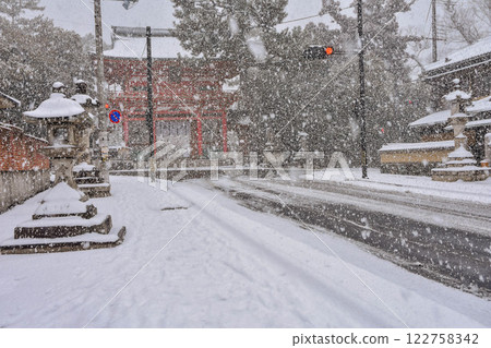 Kyoto City, Murasakino: Snow-covered streetscape from Imamiya Shrine to Kenkun Shrine Kyoto City, Murasakino: Snow-covered streetscape from Imamiya Shrine to Kenkun Shrine 122758342