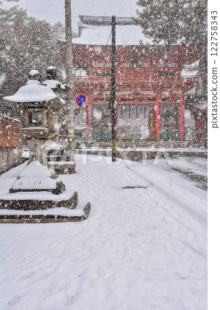 京都市紫野：從今宮神社到建勳神社的白雪覆蓋的街景 122758343