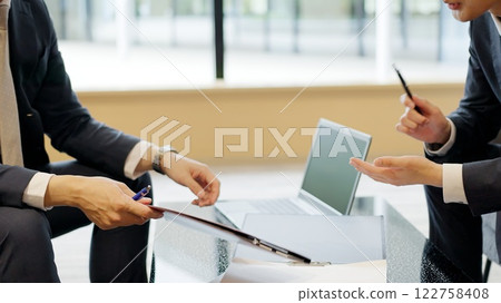 一個在工作中沮喪的商人 一個在工作中沮喪的商人 122758408