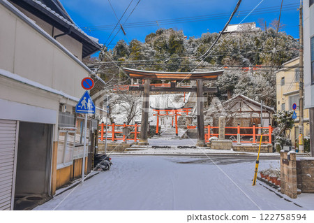 Kyoto City, Murasakino: Snow-covered streetscape from Kenkun Shrine to Imamiya Shrine 122758594