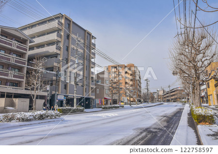 Kyoto City, Murasakino: Snow-covered streets from Kitaoji-dori to Imamiya Shrine to Kenkun Shrine 122758597
